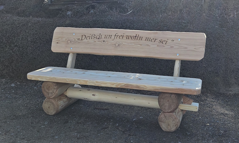 Bank mit Gravur Deitsch un frei